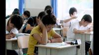 小芳同学在课堂上感道不舒服，就趴在